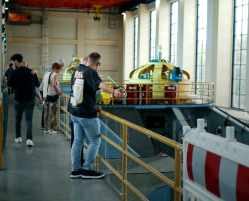 Besucher_in_der_Maschinenhalle